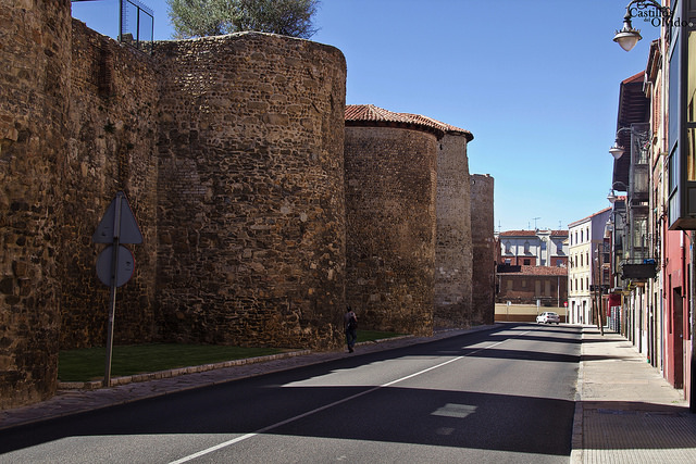 Bloques propuestas salida oficial. La Vuelta "entre todos" Muralla-de-Leo%CC%81n-1-