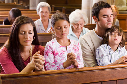 BRUITS ET BAVARDAGES INUTILES DANS LES ÉGLISES : STOP !!! - Page 2 People-praying-in-church