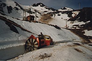 chef! il y a un peu de neige sur la voie... Chasse_neige1x