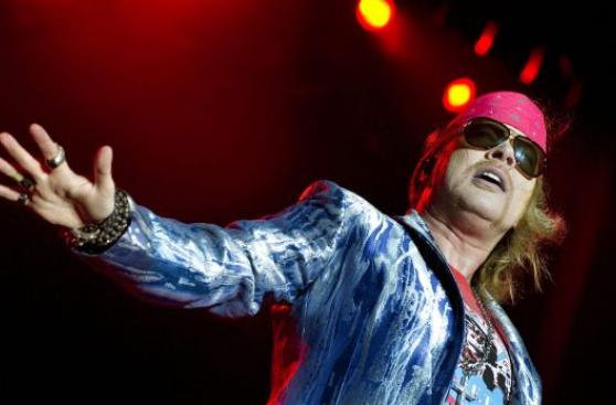 Axl Rose echa a fan del público 558x367