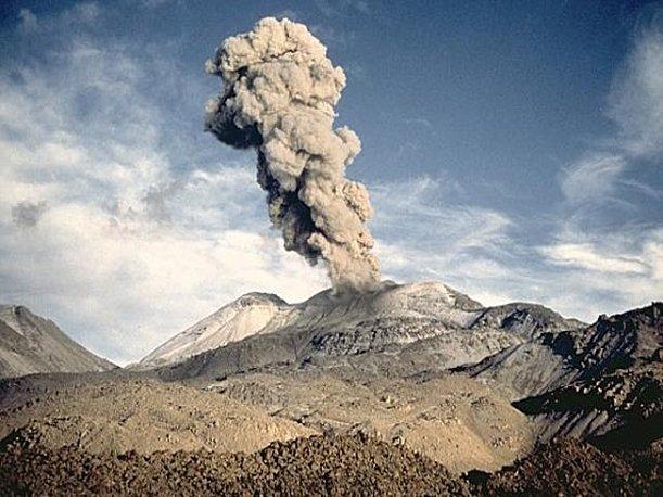 Columnas de humo y cientos de temblores sacude aldeas alrededor del Volcán Sabancaya en Perú 611x458