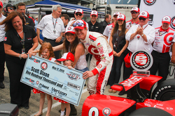 Después de 15 años, Montoya vuelve a ganar la Indy 500 Indycar-indy-500-2015-scott-dixon-chip-ganassi-racing-celebrates-pole-position