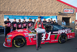 Brad Keselowski se robó la victoria en la Auto Club Nascar-cup-fontana-2015-polesitter-kurt-busch-stewart-haas-racing-chevrolet-celebrates