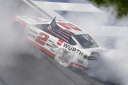 Brad Keselowski se robó la victoria en la Auto Club Nascar-cup-fontana-2015-race-winner-brad-keselowski-team-penske-ford