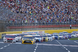 Carl Edwards logra la victoria en la Coca Cola 600 Nascar-cup-charlotte-2015-start-matt-kenseth-joe-gibbs-racing-toyota-leads