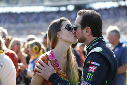 NASCAR: The Chase of the Sprint Cup 2016 Nascar-cup-phoenix-ii-2016-kurt-busch-stewart-haas-racing-chevrolet-with-fiancee-ashley-va