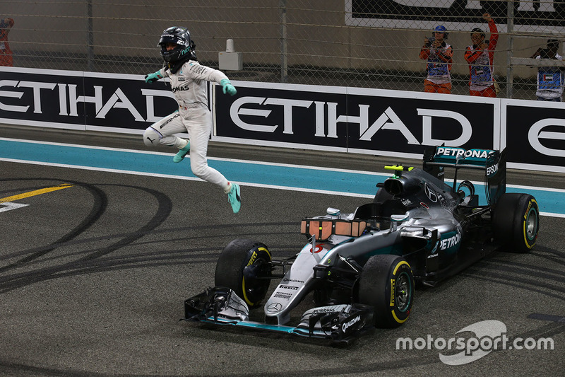 la saison 2016 - Page 5 F1-abu-dhabi-gp-2016-second-placed-nico-rosberg-mercedes-amg-f1-w07-hybrid-celebrates-his