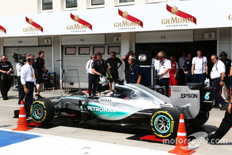 Réglementation  - 22-A  F1hungarian-gp2015lewishamiltonmercedesamgf1w06ispushedontotheweighbridgein