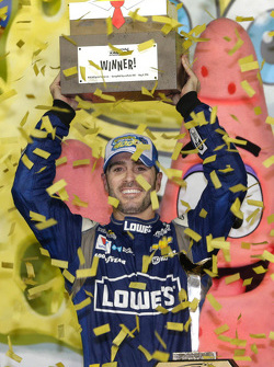 Jimmie Johnson superó a Kevin Harvick para ganar en Kansas Nascar-cup-kansas-2015-race-winner-jimmie-johnson-hendrick-motorsports-chevrolet-celebrate