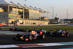 Bientôt trois moteurs par pilote pour une saison?    F1-abu-dhabi-gp-2015-daniel-ricciardo-red-bull-racing-rb11-at-the-start-of-the-race