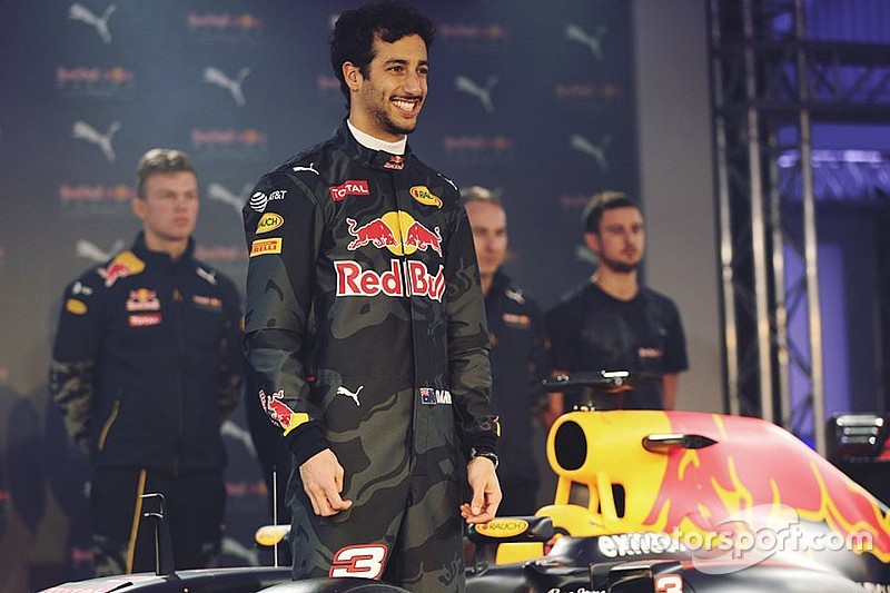 Saison 2016 - Présentations des F1 F1-red-bull-racing-livery-launch-2016-daniel-ricciardo-red-bull-racing-with-the-rb12-liver