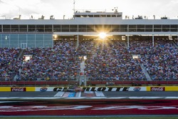 Carl Edwards logra la victoria en la Coca Cola 600 Nascar-cup-charlotte-2015-race-action