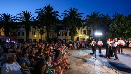  Ruskinja osvaja Dalmaciju slasticama i alkoholnim pićima 01