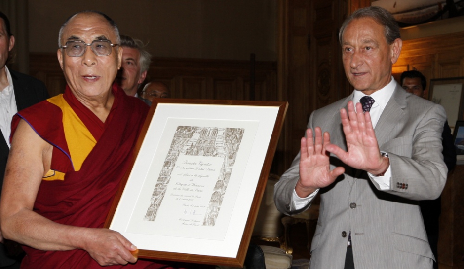 J'aime bien le Dalaï-Lama Le-dalai-lama-honore-a-Paris_article_landscape_pm_v8