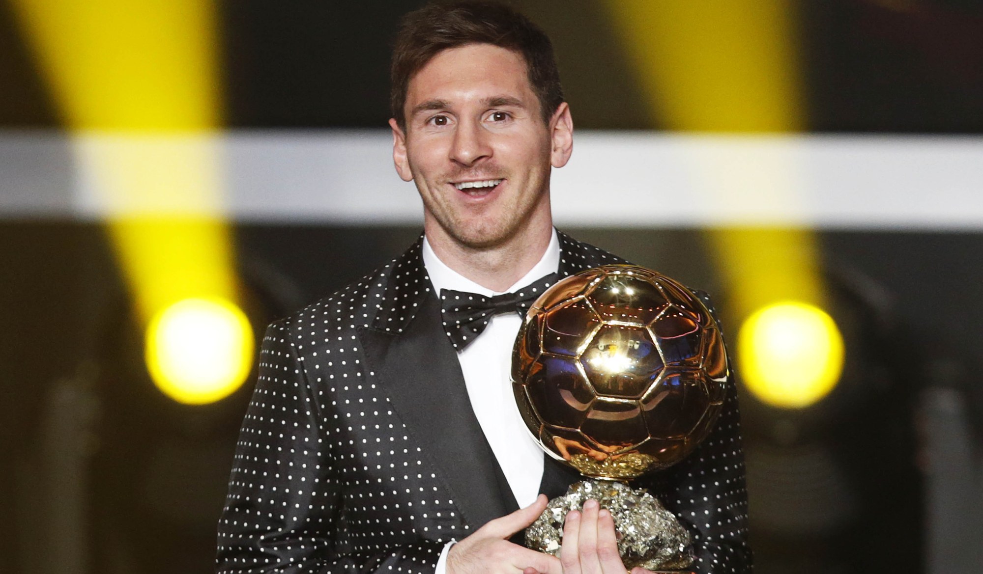 Les images insolites de la F1 - Page 3 Ballon-d-Or-pas-touche-a-Lionel-Messi