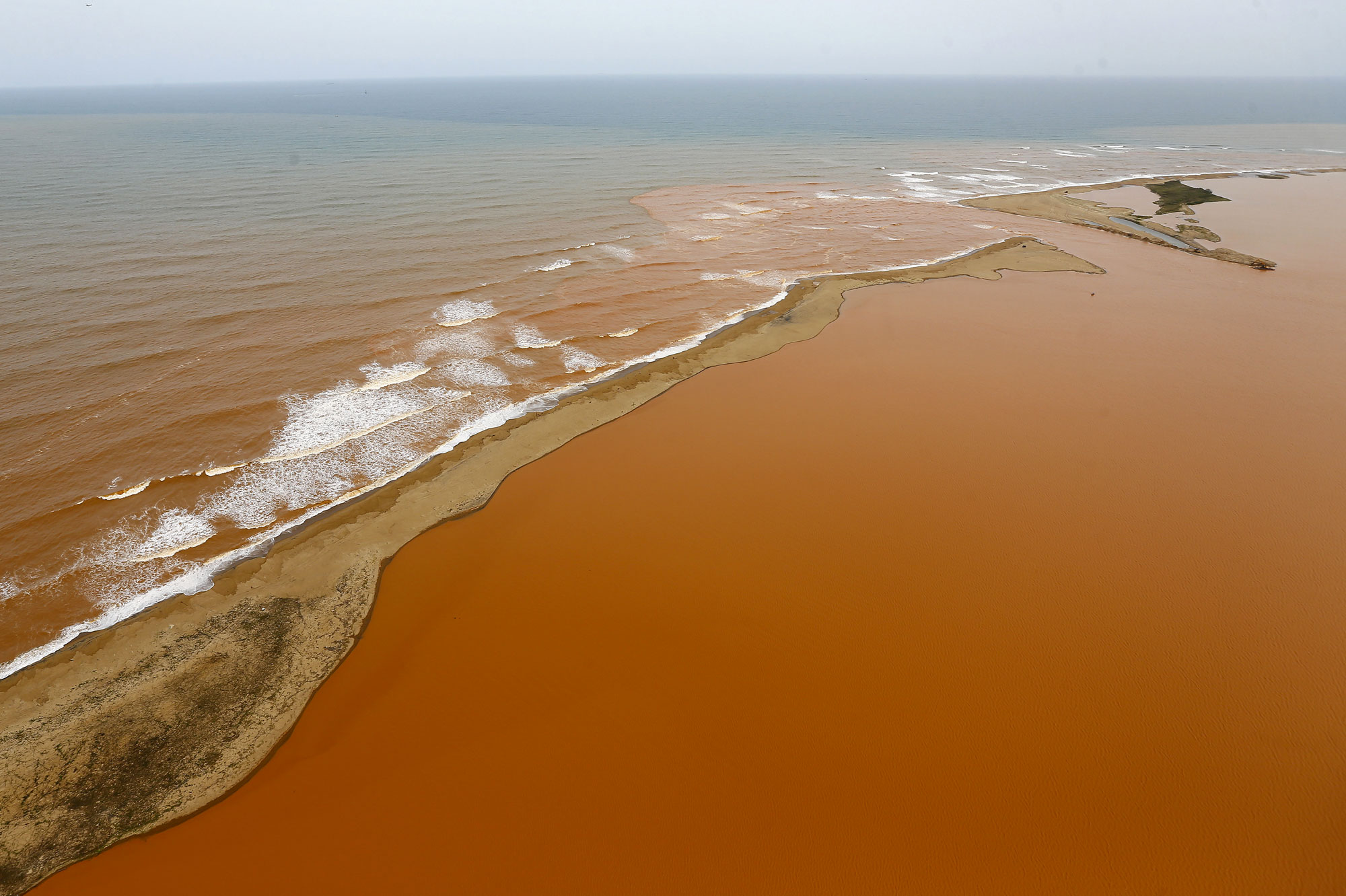 Anim : L'apocalypse selon Novlangue La-coulee-de-boue-au-Bresil-a-fait-12-morts-et-12-disparus