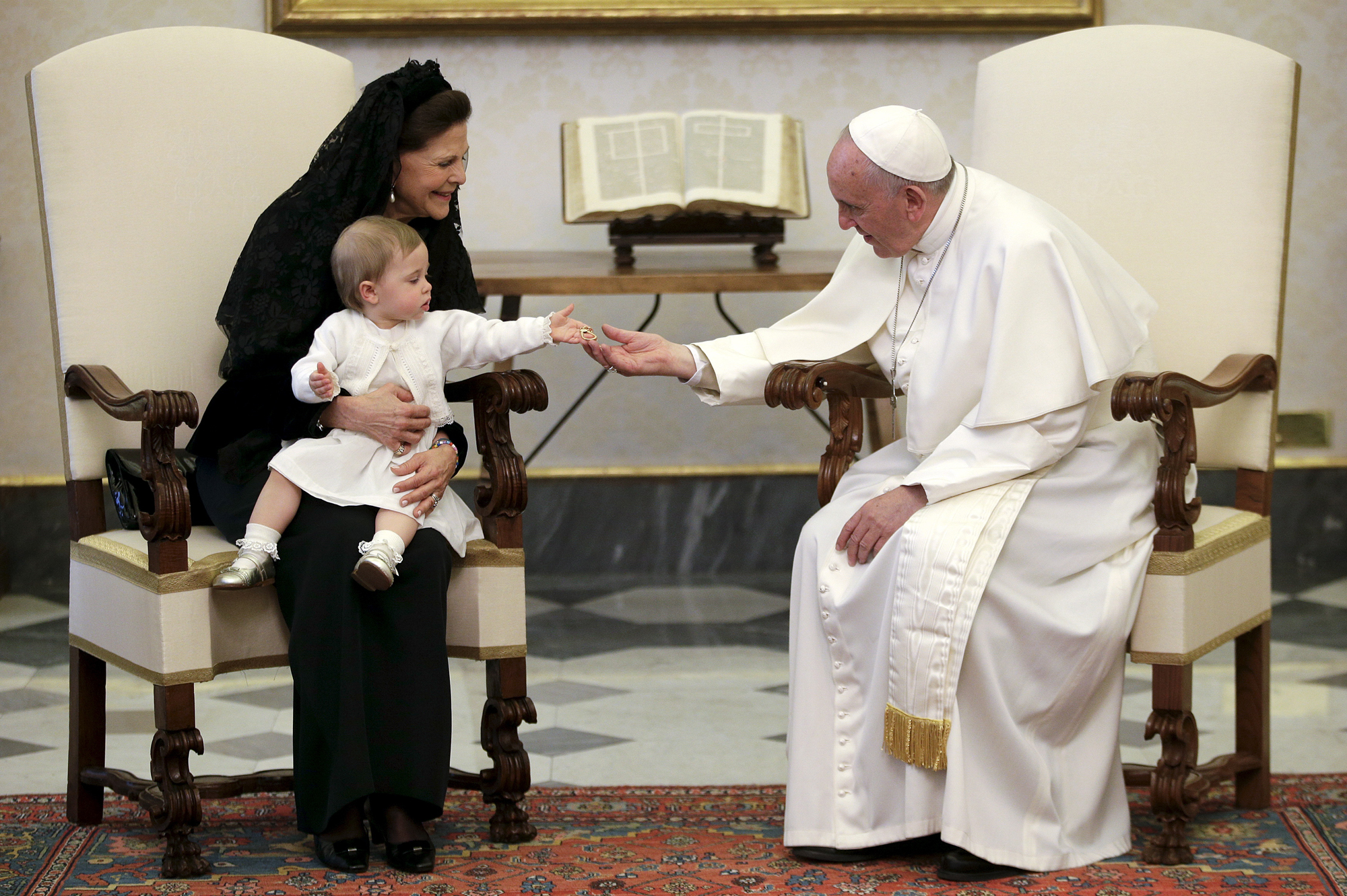 AVE MARIA pour le PAPE  - Page 7 La-reine-Silvia-de-Suede-et-le-pape-Francois-avec-la-princesse-Leonore-au-Vatican-le-27-avril-2015