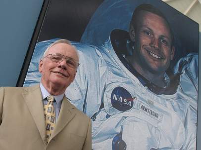 Muere Neil Armstrong, el primer hombre en pisar la Luna 74047-406-304