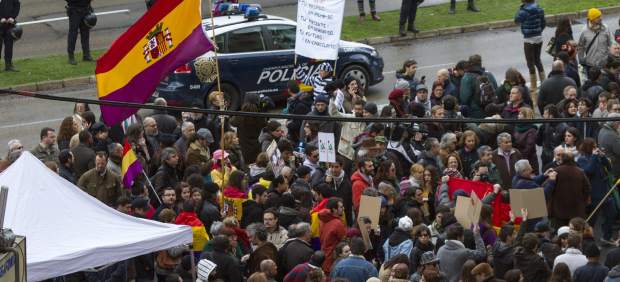 Unas 300 personas protestan en los juzgados de Palma contra Urdangarin y piden "justicia" 108674-620-282