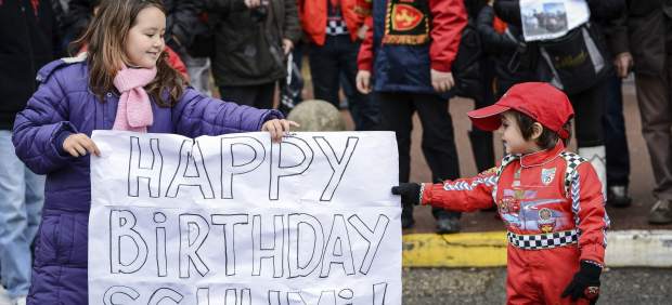 Familiares y fans de Schumacher celebran el cumpleaños del 'Káiser' junto al hospital 153441-620-282
