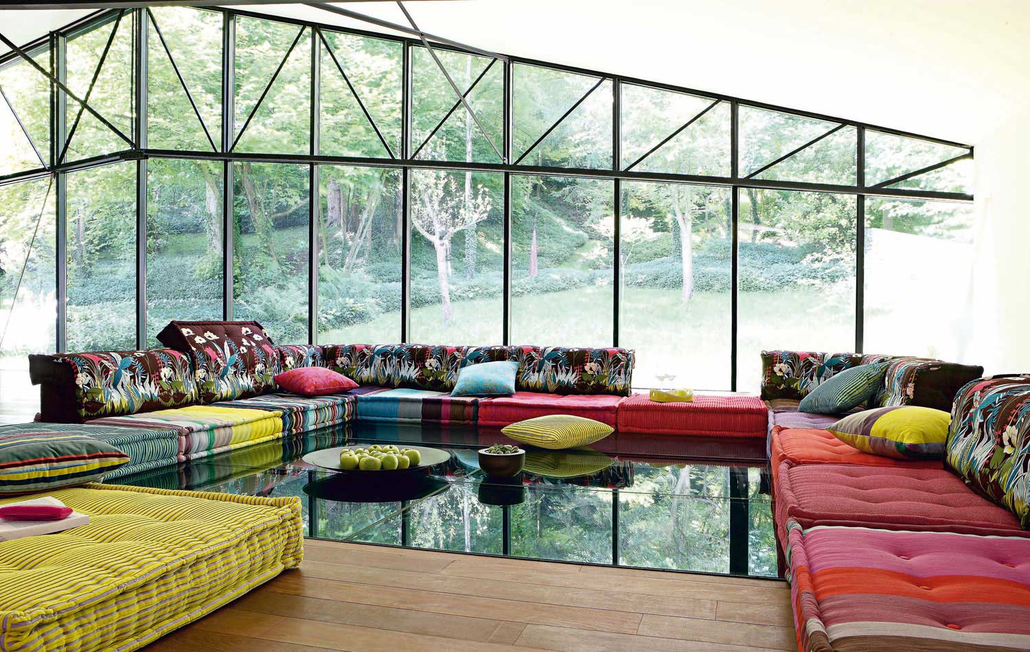 تصميمات Living rooms حديثة بألوان زاهية تخطف العيون  Roche-bobois-00-2