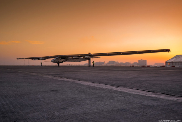 انطلاق طائرة بدون وقود في أول رحلة حول العالم انطلاقا من ابوظبي  2015_02_08_Moet_Hennessy_Solar_Impulse_2_Stefatou_6-640x427