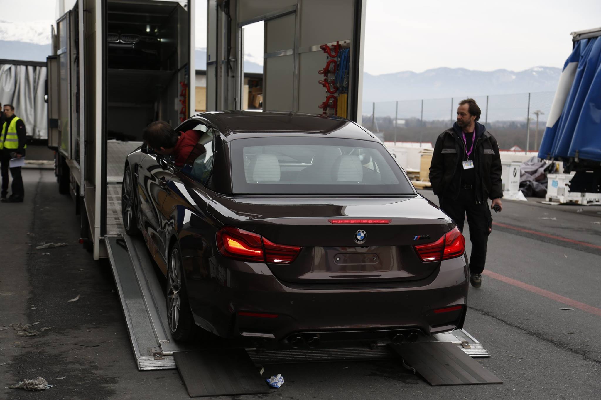 2017 - [Suisse] Salon de Genève  - Page 2 Genfer-Autosalon-2017-BMW-M4-Facelift-Teaser-01