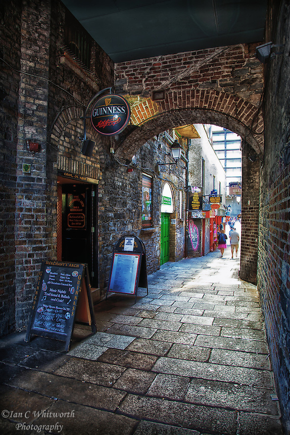 DUBLIN FAN U2 Dublins-Merchants-Arch-Bar-Restaurant