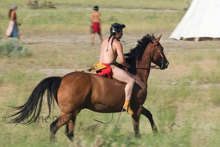 Indijanci na fotografiji i slici - Page 11 Indian-Brave-On-Horseback