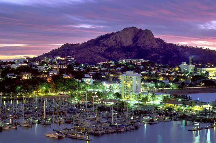 كينزلاند:تاونفيل / Queensland : Townsville Marina-night