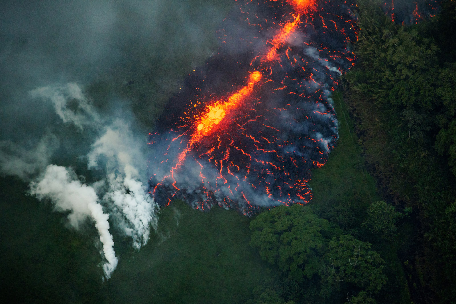 C'est le Début de la Fin - Page 23 30-hawaii-volcano