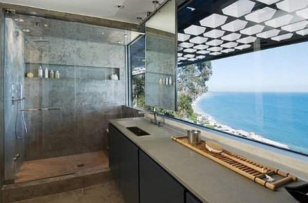 Seule chez elle avec l'envie de rien ... - Page 4 Malibu-Contemporary-Villa-bathroom-with-modern-stone-accents-and-view