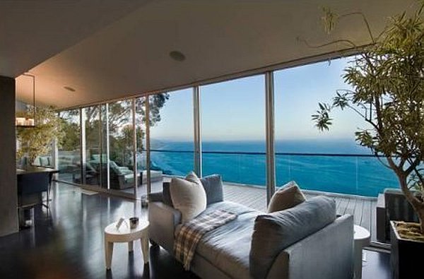 Seule chez elle avec l'envie de rien ... - Page 4 Malibu-Contemporary-Villa-glassy-modern-living-area