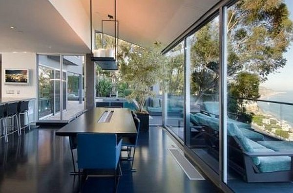 Seule chez elle avec l'envie de rien ... - Page 4 Malibu-Contemporary-Villa-modern-dining-area-with-large-glasses