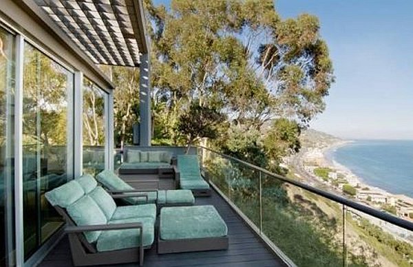 Seule chez elle avec l'envie de rien ... - Page 4 Malibu-Contemporary-Villa-outdoor-loungers-on-deck