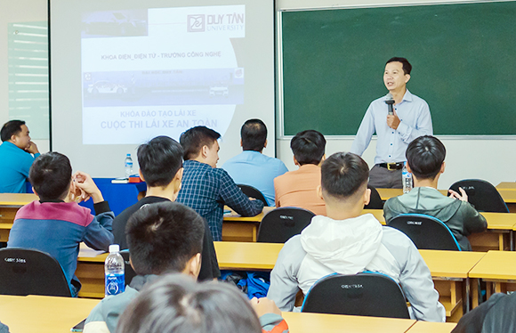 vien - Khai giảng Khóa học “Kỹ thuật Lái xe An toàn” cho Tân Sinh viên K26 Tshadacbinhphatbieutaichuongtrinh-17