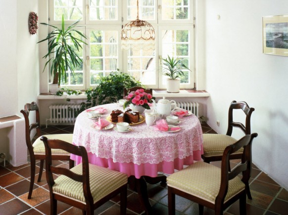 طريقة عمل ديكورات سفرة الاكل بالصور Cottage-dining-table-582x435