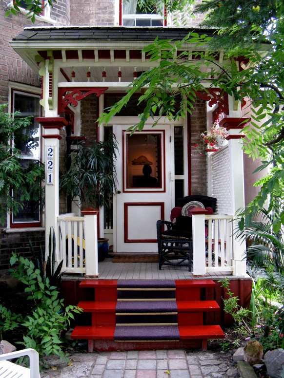 Un viaje a tu destino Beautiful-red-front-porch-582x776