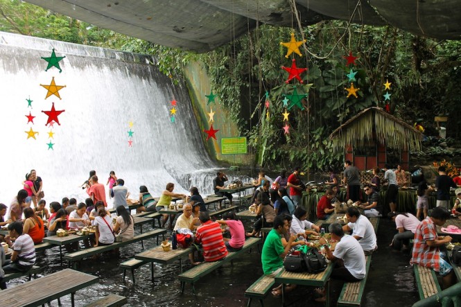 صور مطعم بين الشلالات  Escudero-Waterfall-Restaurant-665x443