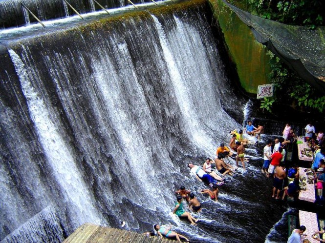 صور مطعم بين الشلالات  Villa-Escudero-Waterfall-Restaurant-665x498