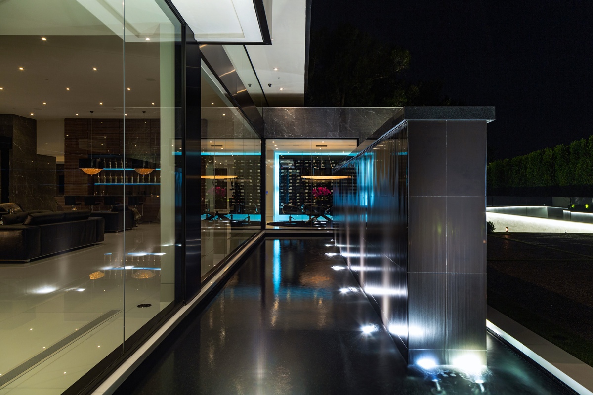 Loftas Stunning-outdoor-space-walkway-glass-lights