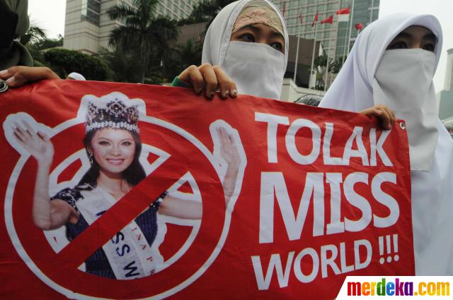 Cộng đồng hồi giáo Indonesia biểu tình đàn áp Miss World Massa-fpi-demo-tolak-ajang-miss-world-di-bundaran-hi-009-debby