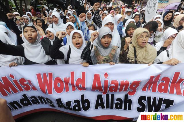 Cộng đồng hồi giáo Indonesia biểu tình đàn áp Miss World - Page 2 Tolak-miss-world-massa-hizbut-tahrir-demo-di-mnc-tower-001-debby