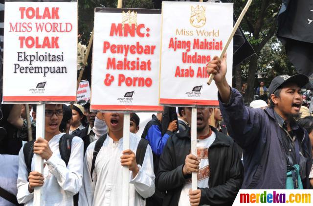 Cộng đồng hồi giáo Indonesia biểu tình đàn áp Miss World - Page 2 Tolak-miss-world-massa-hizbut-tahrir-demo-di-mnc-tower-002-debby