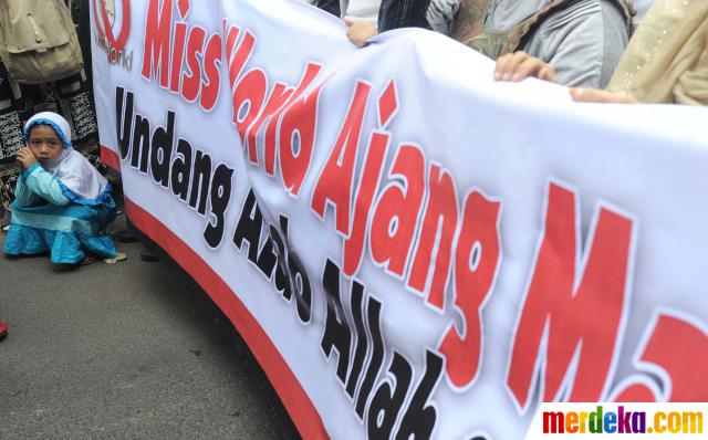 Cộng đồng hồi giáo Indonesia biểu tình đàn áp Miss World - Page 2 Tolak-miss-world-massa-hizbut-tahrir-demo-di-mnc-tower-004-debby