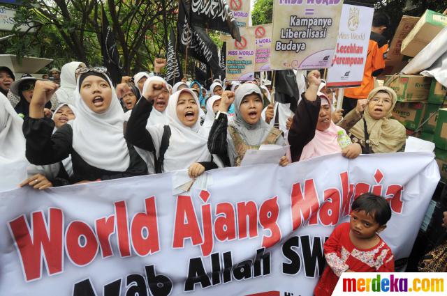 Cộng đồng hồi giáo Indonesia biểu tình đàn áp Miss World - Page 2 Tolak-miss-world-massa-hizbut-tahrir-demo-di-mnc-tower-006-debby