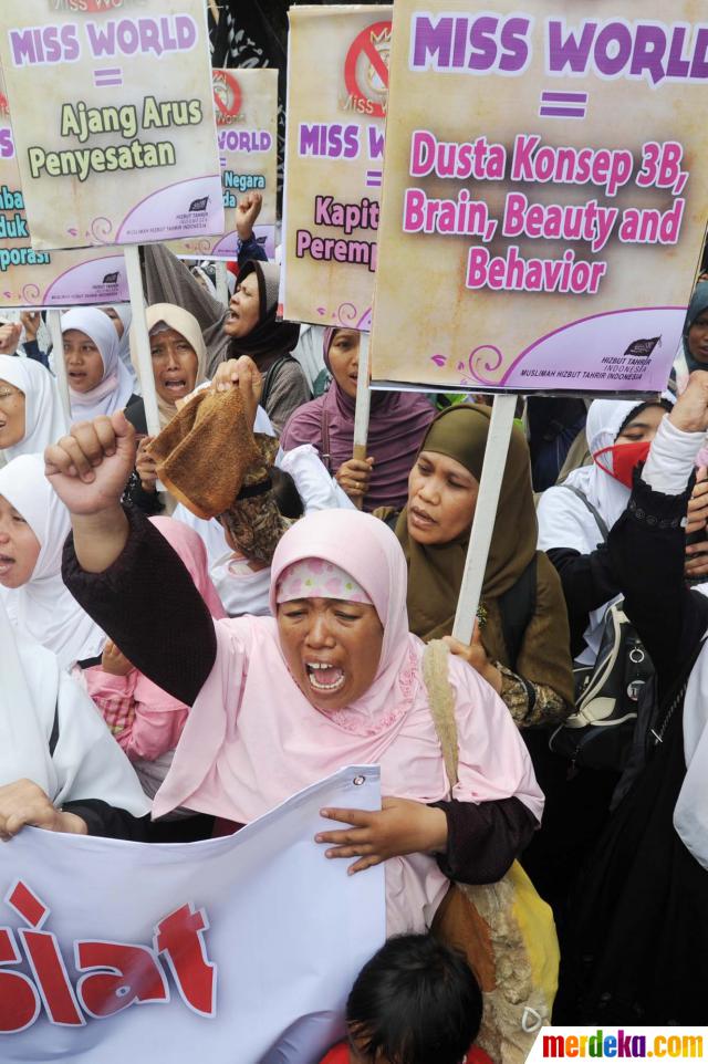 Cộng đồng hồi giáo Indonesia biểu tình đàn áp Miss World - Page 2 Tolak-miss-world-massa-hizbut-tahrir-demo-di-mnc-tower-007-debby