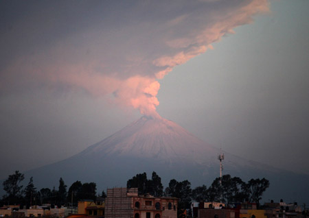 Volcán Popocatépetl arroja cenizas y material incandescente Volcan