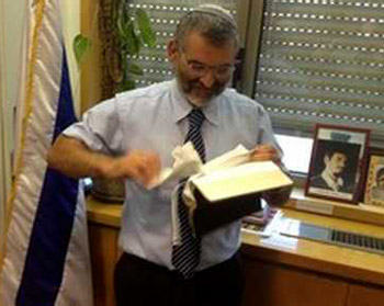 Un diputado israelí rompe un ejemplar del Nuevo Testamento. JUDIO