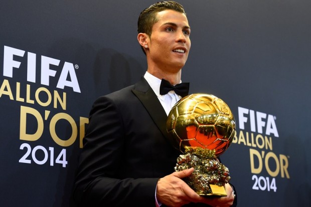 Ronaldo remporte le FIFA Ballon d’Or Large-ballon-dor-cr7-remporte-le-trophee-devant-messi-et-neuer-b4c7f
